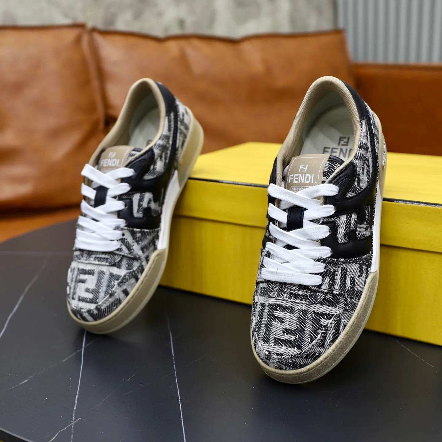 Ex-factory price: 640🔥Couple model (top original order) Brand: FENDI Size: 35-44 (customized for men 38 and 45) Grade: original order quality High version Material: Imported original cowhide stitching ➕ High-quality and comfortable lining Original TPU lightweight anti-slip outsole Style category: Travel fashion casual shoes Versatile trend